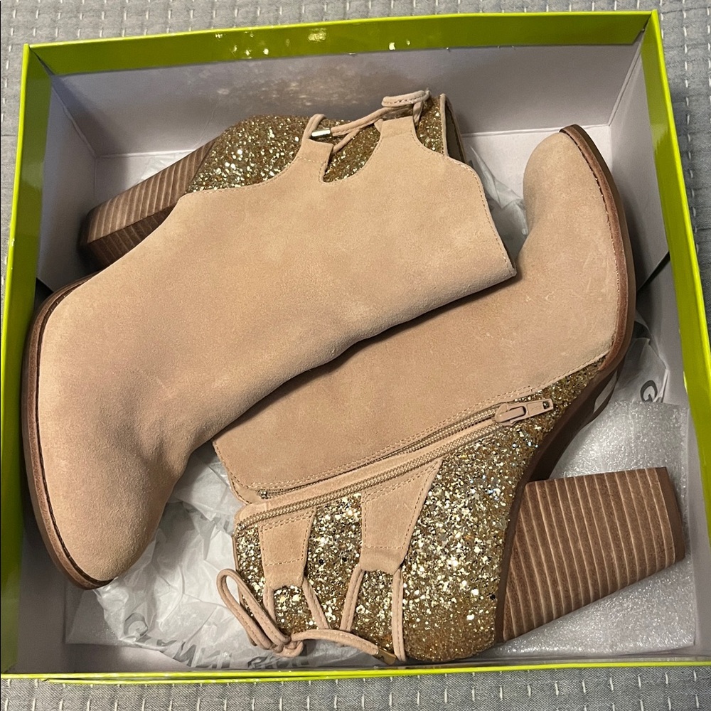Gianni Bini Beige Ankle Boots with Glittering Gold Detail - Picture 4 of 4